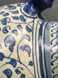 Een blauw-witte Antwerpse majolica siroopkan, 2e helft 16e eeuw