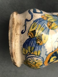 Een paar Italiaanse majolica albarelli met familiewapen, Deruta, gedat. 1562