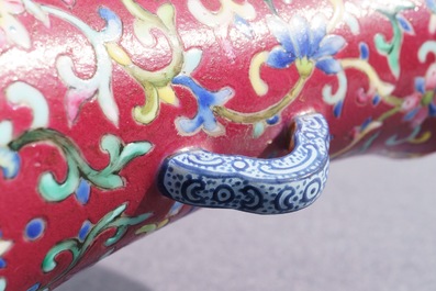 Een keizerlijke Chinese famille rose 'drakenboot festival' vaas, Jiaqing merk en periode