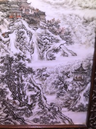 Een fijne Chinese grisaille 'winterlandschap' plaquette in houten tafelscherm, Republiek, 20e eeuw