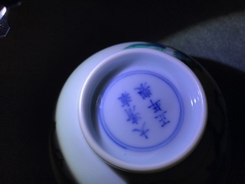 Een Chinese famille rose kom met floraal decor, Yongzheng merk, 19/20e eeuw