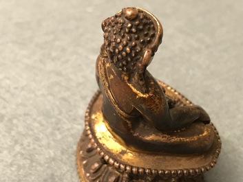 Une figure de Bouddha en bronze dor&eacute;, Sino-Tibet, 16/17&egrave;me