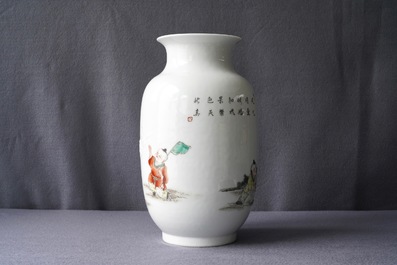 Een Chinese famille rose vaas met spelende jongens en bloemen in reli&euml;f, Qianlong merk, Republiek, 20e eeuw