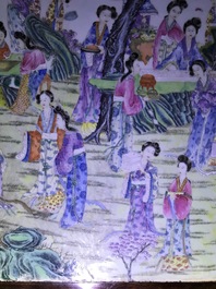 Een grote Chinese famille rose plaquette in een houten tafel, Republiek, 20e eeuw