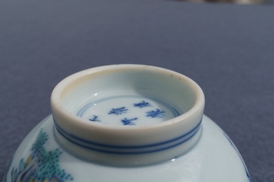 Een Chinese doucai kom met figuren in een landschap, Kangxi merk, 19/20e eeuw