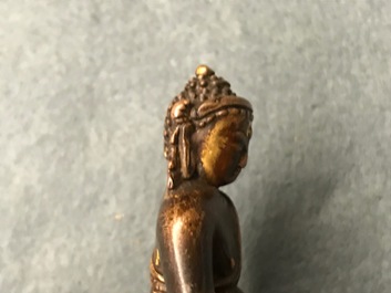 Une figure de Bouddha en bronze dor&eacute;, Sino-Tibet, 16/17&egrave;me