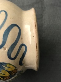 Een paar Italiaanse majolica albarelli met familiewapen, Deruta, gedat. 1562