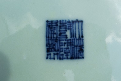 Een Chinees celadon bord in chrysantvorm, Qianlong merk en periode