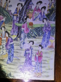 Een grote Chinese famille rose plaquette in een houten tafel, Republiek, 20e eeuw