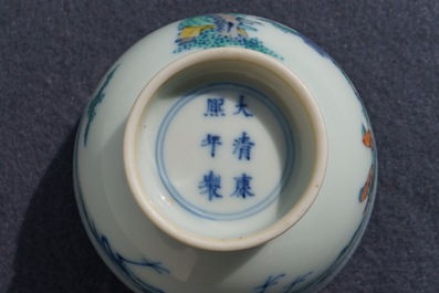 Een Chinese doucai kom met figuren in een landschap, Kangxi merk, 19/20e eeuw