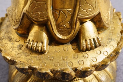 Une figure de Bouddha debout en bronze dor&eacute;, Chine, Qianlong