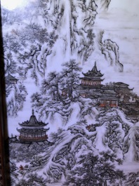 Een fijne Chinese grisaille 'winterlandschap' plaquette in houten tafelscherm, Republiek, 20e eeuw