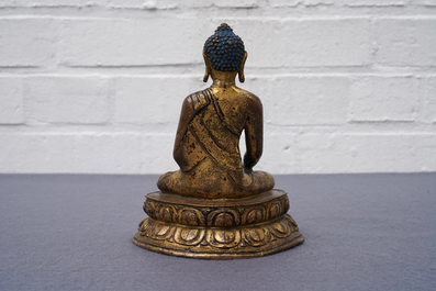 Een Sino-Tibetaanse verguld bronzen figuur van Boeddha, 17/18e eeuw