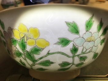 Un bol 'anhua' et un vase en porcelaine de Chine famille verte, marque de Kangxi, 19&egrave;me