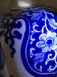 Une paire de pots couverts en porcelaine de Chine bleu et blanc, Kangxi