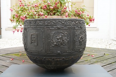 Une grande jardini&egrave;re en bronze &agrave; d&eacute;cor en relief, Chine, marque de Xuande, 18/19&egrave;me