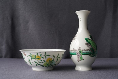 Un bol 'anhua' et un vase en porcelaine de Chine famille verte, marque de Kangxi, 19&egrave;me