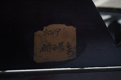 Een grote Chinese famille rose plaquette in een houten tafel, Republiek, 20e eeuw