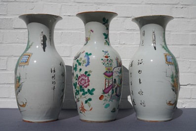 Een paar Chinese famille rose vazen en een vaas met decor van kostbaarheden, 19/20e eeuw