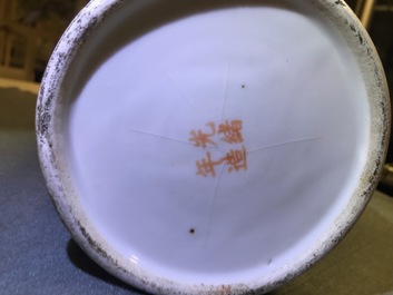 Een Chinese qianjiang cai hoedensteun, gesign. Zhang Ziying, begin 20e eeuw