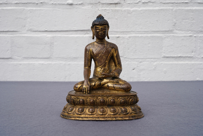 Een Sino-Tibetaanse verguld bronzen figuur van Boeddha, 17/18e eeuw