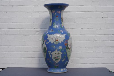 Une paire de grands vases en porcelaine de Chine famille rose &agrave; fond bleu, marque de Qianlong, 19&egrave;me