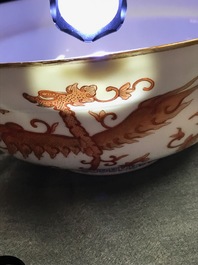 Un bol en porcelaine de Chine rouge de fer &agrave; d&eacute;cor de ph&eacute;nix, 19&egrave;me