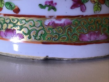 Een paar Chinese Canton famille rose spuugbakken en een vaas, 19e eeuw