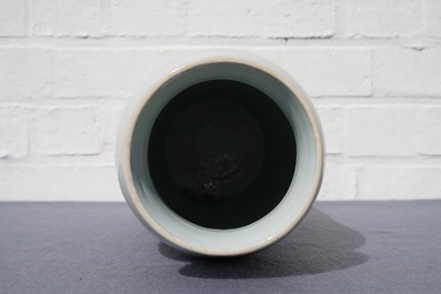 Un vase de forme rouleau en porcelaine de Chine bleu et blanc &agrave; d&eacute;cor figuratif, &eacute;poque Transition