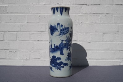 Un vase de forme rouleau en porcelaine de Chine bleu et blanc &agrave; d&eacute;cor figuratif, &eacute;poque Transition