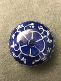 Une paire de pots couverts en porcelaine de Chine bleu et blanc, Kangxi