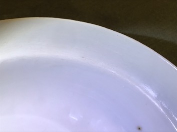 Un bol en porcelaine de Chine rouge de fer &agrave; d&eacute;cor de ph&eacute;nix, 19&egrave;me