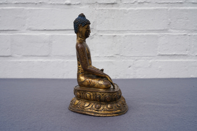 Een Sino-Tibetaanse verguld bronzen figuur van Boeddha, 17/18e eeuw