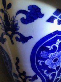 Une paire de pots couverts en porcelaine de Chine bleu et blanc, Kangxi