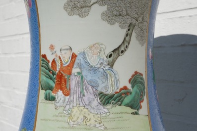 Une paire de grands vases en porcelaine de Chine famille rose &agrave; fond bleu, marque de Qianlong, 19&egrave;me