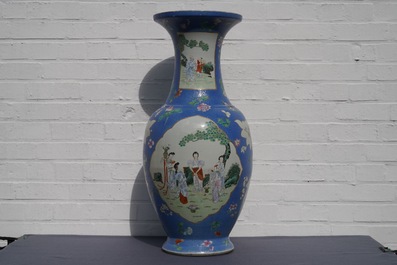 Une paire de grands vases en porcelaine de Chine famille rose &agrave; fond bleu, marque de Qianlong, 19&egrave;me