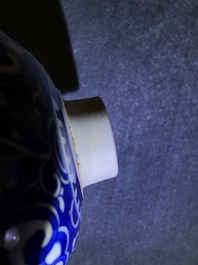 Une paire de pots couverts en porcelaine de Chine bleu et blanc, Kangxi