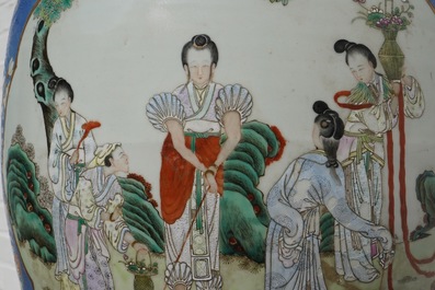 Une paire de grands vases en porcelaine de Chine famille rose &agrave; fond bleu, marque de Qianlong, 19&egrave;me