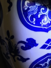 Une paire de pots couverts en porcelaine de Chine bleu et blanc, Kangxi