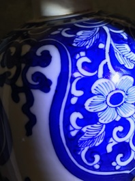 Une paire de pots couverts en porcelaine de Chine bleu et blanc, Kangxi