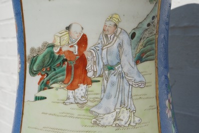 Une paire de grands vases en porcelaine de Chine famille rose &agrave; fond bleu, marque de Qianlong, 19&egrave;me