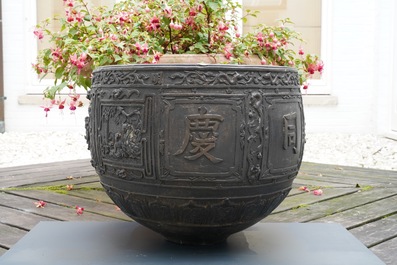 Une grande jardini&egrave;re en bronze &agrave; d&eacute;cor en relief, Chine, marque de Xuande, 18/19&egrave;me