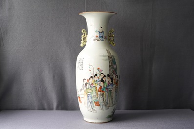 Een Chinese famille rose vaas met tweezijdig decor, 19/20e eeuw