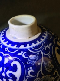 Une paire de pots couverts en porcelaine de Chine bleu et blanc, Kangxi