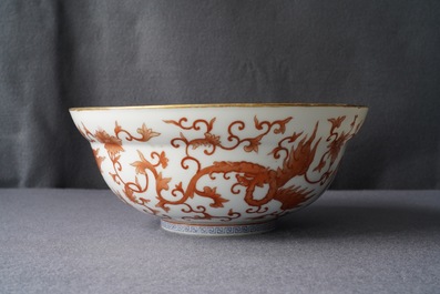 Un bol en porcelaine de Chine rouge de fer &agrave; d&eacute;cor de ph&eacute;nix, 19&egrave;me
