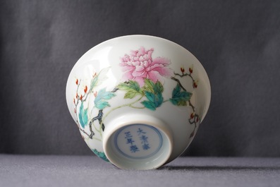 Een Chinese famille rose kom met floraal decor, Yongzheng merk, 19/20e eeuw