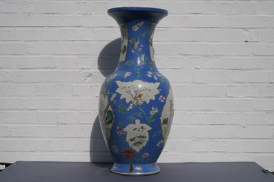 Une paire de grands vases en porcelaine de Chine famille rose &agrave; fond bleu, marque de Qianlong, 19&egrave;me