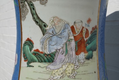 Une paire de grands vases en porcelaine de Chine famille rose &agrave; fond bleu, marque de Qianlong, 19&egrave;me