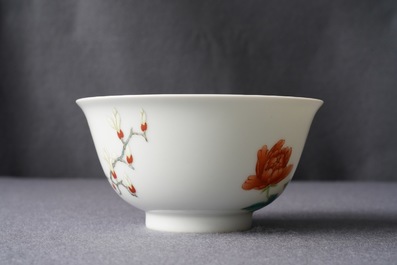 Een Chinese famille rose kom met floraal decor, Yongzheng merk, 19/20e eeuw