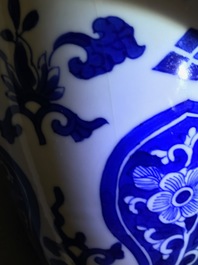 Une paire de pots couverts en porcelaine de Chine bleu et blanc, Kangxi